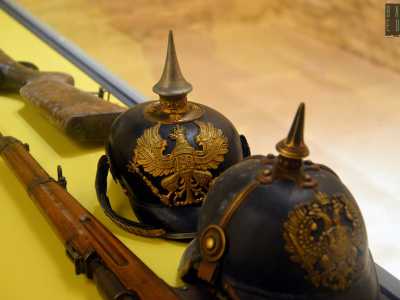 All�interno della teca sono esposti anche tre elmetti: uno italiano di tipo Adrian della Prima guerra mondiale e due austriaci dello stesso periodo denominati �Pickelhaube�